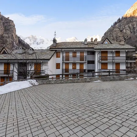 Il Triangolo Sul Bianco Degli Sportivi! Courmayeur