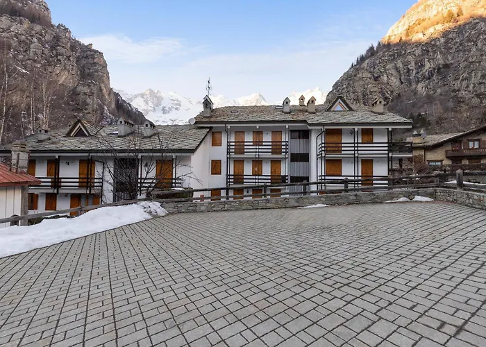 Il Triangolo Sul Bianco Degli Sportivi! Courmayeur